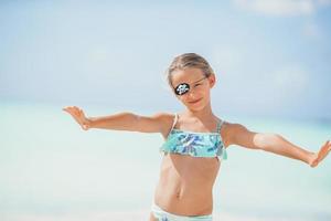 portret van mooi meisje Aan de strand dansen foto