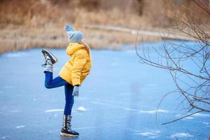 aanbiddelijk weinig meisjes het schaatsen Aan de ijsbaan foto