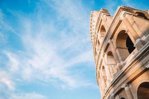 colosseum of Coliseum achtergrond blauw lucht in Rome foto