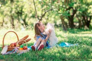 twee weinig kinderen Aan picknick in de park foto