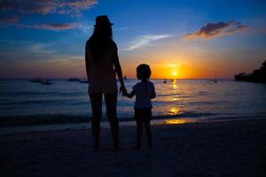 silhouet moeder en weinig dochter Aan de strand van boracay, Filippijnen foto