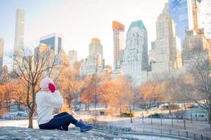 aanbiddelijk meisje in centraal park Bij nieuw york stad foto