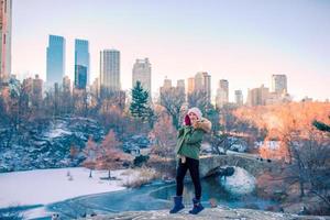 aanbiddelijk meisje in centraal park Bij nieuw york stad foto