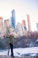 aanbiddelijk meisje in centraal park Bij nieuw york stad foto