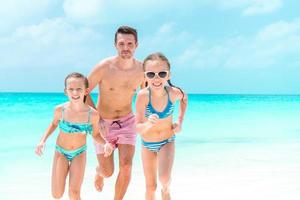 vader en kinderen genieten van strand zomer vakantie foto