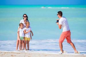 familie van vier nemen een selfie foto Aan hun strand vakantie. familie strand vakantie