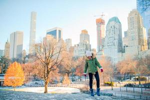 aanbiddelijk meisje in centraal park Bij nieuw york stad foto