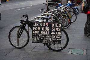 melbourne, Australië, augustus 16 2017 - Jezus ging dood in Melbourne straten verkeer, lokaal en toerist foto