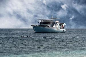 reis boot Maldiven kristal turkoois water tropisch eiland paradijs zanderig strand foto