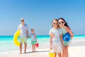 familie van vier Aan een tropisch strand foto