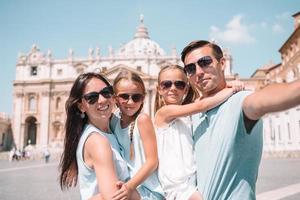 gelukkig familie nemen selfie in Vaticaan stad en st. peter's basiliek kerk, Rome, Italië foto