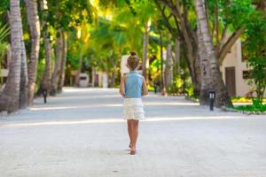 aanbiddelijk weinig meisje gedurende strand vakantie foto