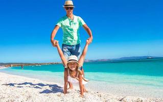 gelukkig vader en weinig meisje hebben pret Aan tropisch vakantie foto