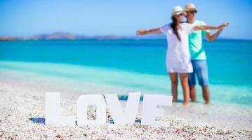 jong gelukkig paar Aan wit strand gedurende zomer vakantie foto