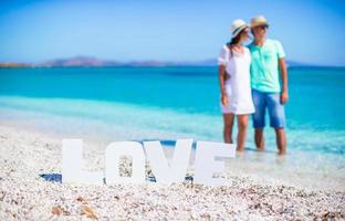 jong gelukkig paar Aan wit strand gedurende zomer vakantie foto