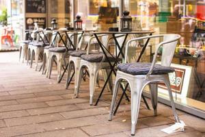 buitenshuis cafe in Europese stad Bij Kerstmis tijd foto