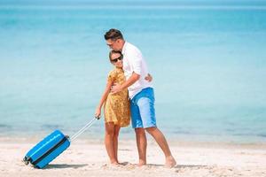 weinig meisje en gelukkig vader hebben pret gedurende strand vakantie foto