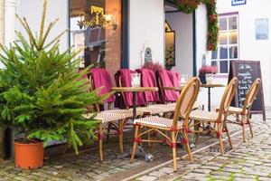 buitenshuis cafe in Europese stad Bij Kerstmis tijd foto