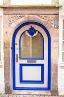 kleurrijk blauw deur in oud bremen, Duitsland foto