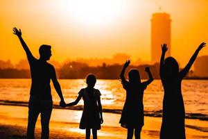 jong familie Aan vakantie Bij de avond foto