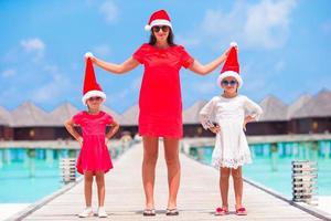 fmily in rood de kerstman hoed Aan Kerstmis vakantie foto