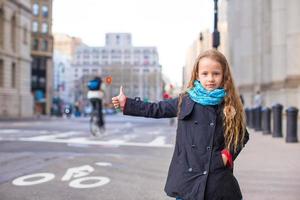 aanbiddelijk weinig meisje krijgen taxi Bij nieuw york stad foto