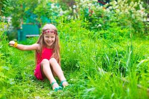 weinig aanbiddelijk meisje gedurende zomer vakantie foto