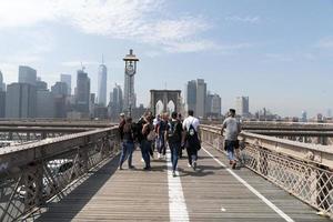 nieuw york, Verenigde Staten van Amerika, mei 2 2019 - Brooklyn brug vol van toeristen foto