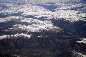 Alpen antenne visie panorama landschap van vliegtuig foto