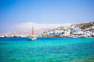 visie van de Mykonos stad- haven van de bovenstaand heuvels in mykonos, cycladen, Griekenland foto