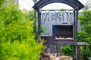 gegrild steak Koken Aan een Open barbecue foto