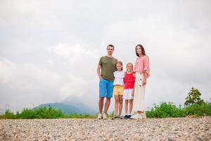 mooi gelukkig familie in bergen in de achtergrond van mist foto