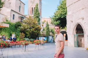 jong stedelijk jongen Aan vakantie verkennen Europese stad foto