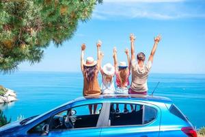 zomer auto reis en jong familie Aan vakantie foto