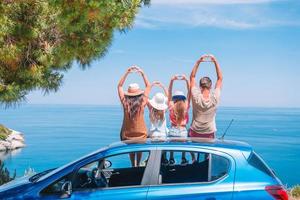 zomer auto reis en jong familie Aan vakantie foto