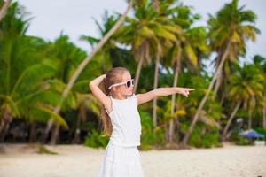 aanbiddelijk weinig meisje gedurende strand vakantie foto