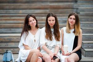 gelukkig jong stedelijk meisjes in Europese stad. Kaukasisch Dames hebben pret samen en genieten hun weekend buitenshuis foto