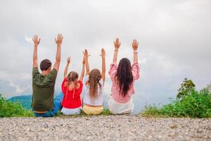 mooi gelukkig familie in bergen in de achtergrond van mist foto