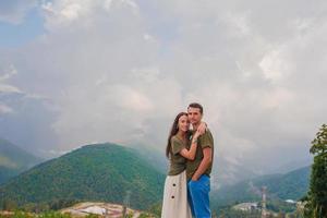 mooi gelukkig familie in bergen in de achtergrond van mist foto