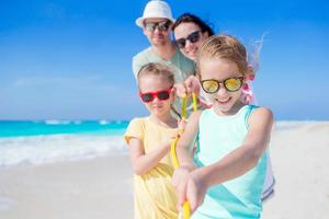 jong gezin op vakantie veel plezier foto