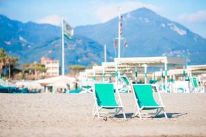 ligstoelen Aan Europese strand in Italië in bevolking Oppervlakte forte dei marmi foto