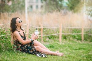 gelukkig jong stedelijk vrouw drinken koffie in Europese stad. foto