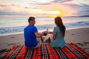 familie hebben een picknick Aan de strand foto