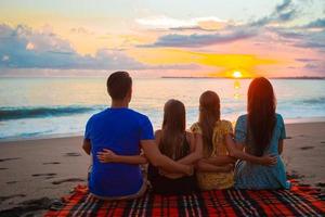 jong familie Aan vakantie Bij de avond foto