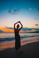 jong vrouw Aan de strand Bij zonsondergang foto