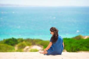 jong gelukkig vrouw genieten zomer vakantie Aan wit zanderig strand foto