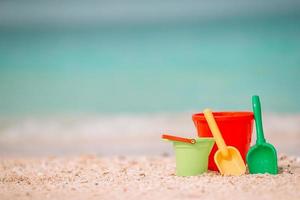 strand kinderen speelgoed Aan wit zand strand foto