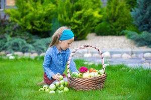 weinig meisje met Super goed herfst oogst van tomaten in manden foto