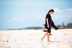 jong mooi vrouw Aan strand vakantie foto