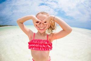 aanbiddelijk weinig meisje hebben pret Leuk vinden net zo een superheld Bij strand foto